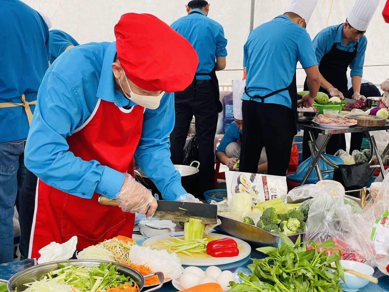 Hai Duong Provincial Federation of Labor organizes the "Nutritious Meal Tasting and Artistic Flower Planting" Contest. Photo: Mai Huong