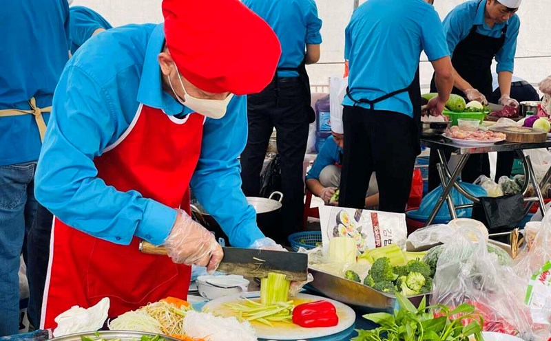 Hai Duong Provincial Federation of Labor organizes the "Nutritious Meal Tasting and Artistic Flower Planting" Contest. Photo: Mai Huong