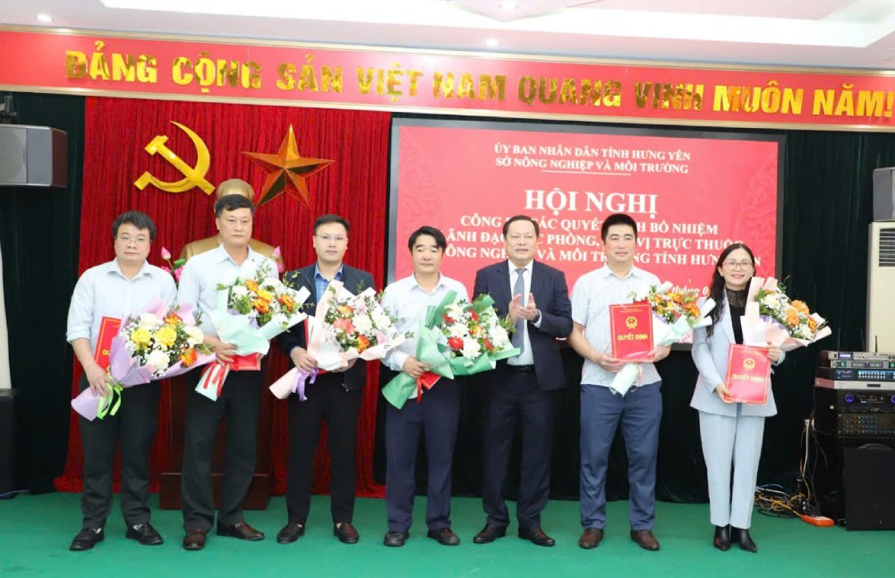 Leaders of the Department of Agriculture and Environment of Hung Yen province presented the decision to appoint officials at the department, branch and unit level. Photo: Dao Ban