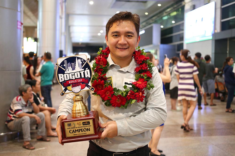 Tran Thanh Luc with the championship title of the 3-cushion carom billiards World Cup in Bogota. Photo: HBSF