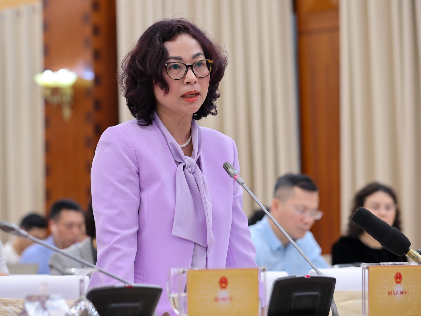 Ms. Tong Thi Hanh - Director of the Department of Housing and Real Estate Market Management (Ministry of Construction) informed about the development of housing for low-income people and social housing. Photo: VGP/Nhat Bac