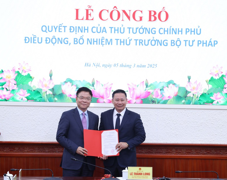 Member of the Party Central Committee, Deputy Prime Minister Le Thanh Long (left of the photo) presented the Prime Minister's Decision to transfer and appoint Mr. Nguyen Thanh Ngoc as Deputy Minister of Justice. Photo: VGP/Duc Tuan