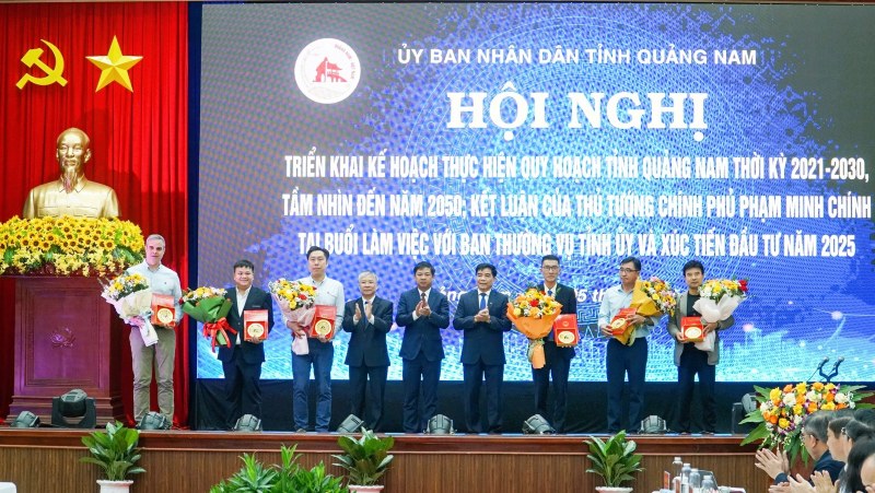 Lanh dao Quang Nam trao Giay chung nhan dang ky dau tu cho 6 du an tieu bieu, tong von 1.071 ti dong. Anh: Nguyen Hoang