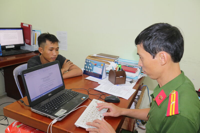 Detaining the subject who borrowed the car to get money to buy drugs. Photo: Provided by the police