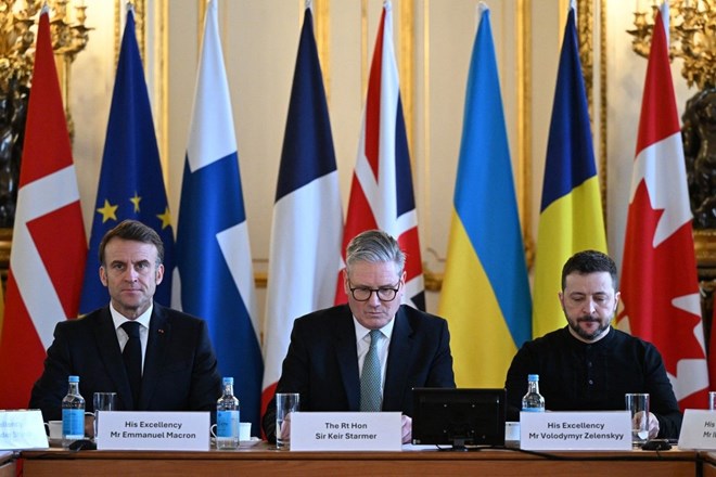 Tong thong Ukraina Volodymyr Zelensky (phai) hop voi Tong thong Phap Emmanuel Macron (trai) va Thu tuong Anh Keir Starmer tai London, Anh, ngay 2.3. Anh: AFP