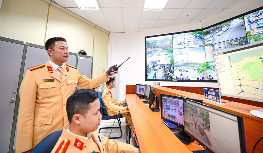 Khi không còn công an cấp huyện, người dân đến Phòng CSGT nơi cư trú để nộp phạt. Ảnh: Đ.Hiếu