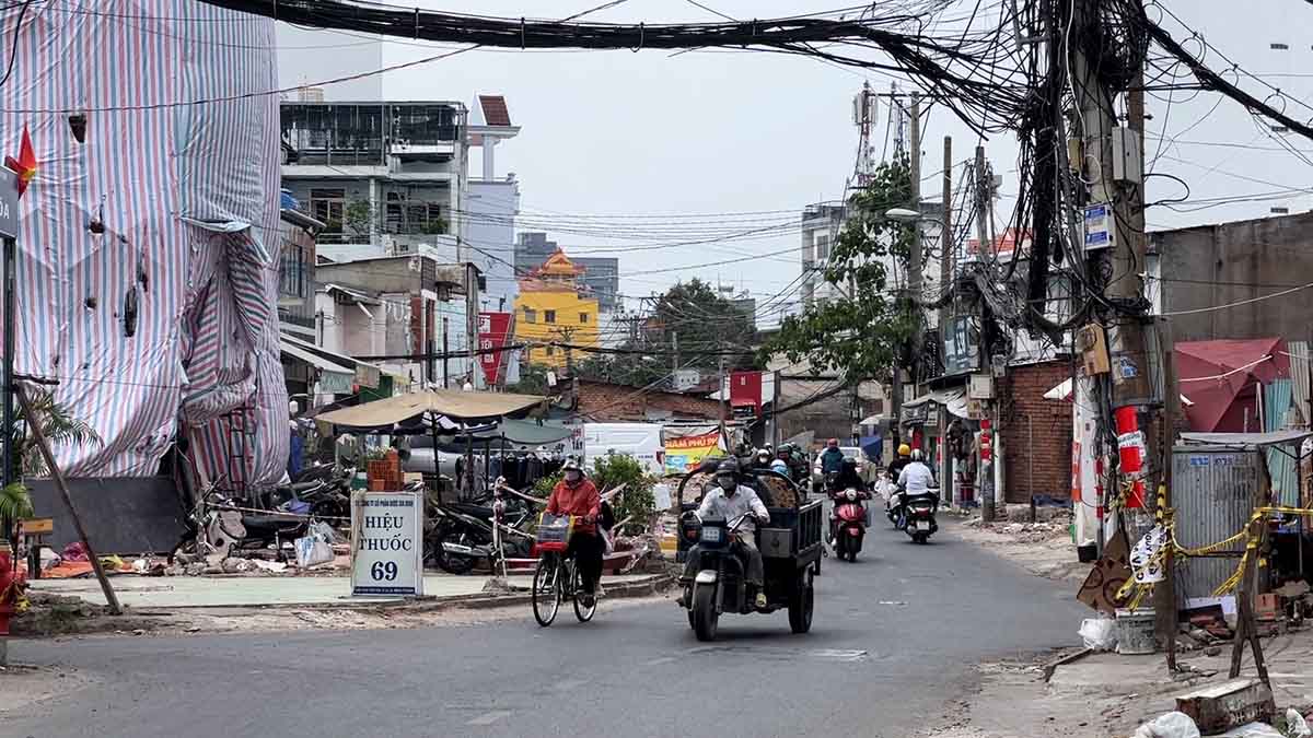 Chu Van An Street (Binh Thanh District) will be upgraded and expanded to 23 m, accommodating 4 lanes to solve the congestion in the area. Photo: Nhu Quynh