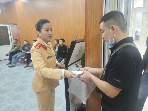 The Traffic Police of Hanoi Police instruct people to issue and change driving licenses. Photo: Minh Hanh