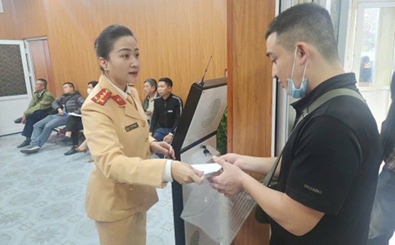 The Traffic Police of Hanoi Police instruct people to issue and change driving licenses. Photo: Minh Hanh