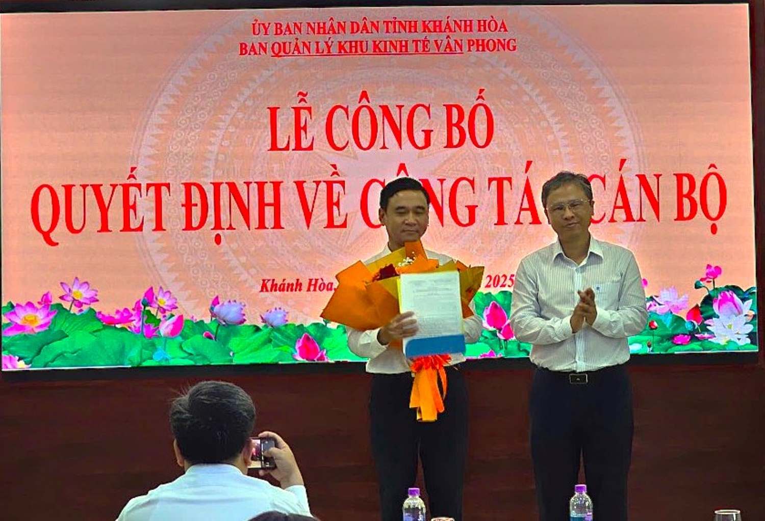 Mr. Tran Hoa Nam - Vice Chairman of Khanh Hoa Provincial People's Committee presented the decision to retire early to a cadre under Van Phong Economic Zone Management Board. Photo: Phuong Linh
