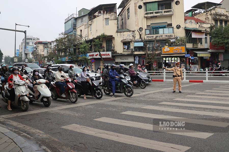 Sự quyết liệt của lực lượng chức năng, cùng ý thức của người dân được nâng cao đang góp phần tạo dựng văn hóa giao thông văn minh ở Thủ đô. Ảnh: Tô Thế