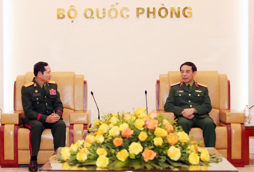 Politburo member, General Phan Van Giang received Lieutenant General Saichay Kommasith - Deputy Minister of National Defense, Chief of the General Staff of the Lao People's Army. Photo: Trong Duc/VNA