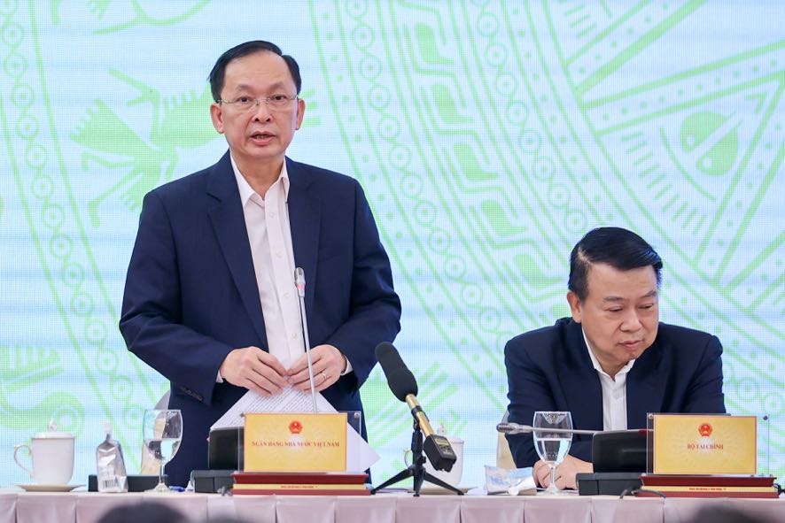 Permanent Deputy Governor of the State Bank Dao Minh Tu informed about measures to reduce lending interest rates to promote economic growth in 2025 to 8%. Photo: VGP/Nhat Bac