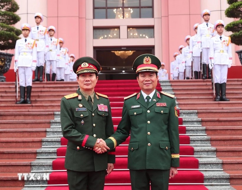 General Nguyen Tan Cuong and Lieutenant General Saichay Kommasith at the welcoming ceremony. Photo: Trong Duc/VNA
