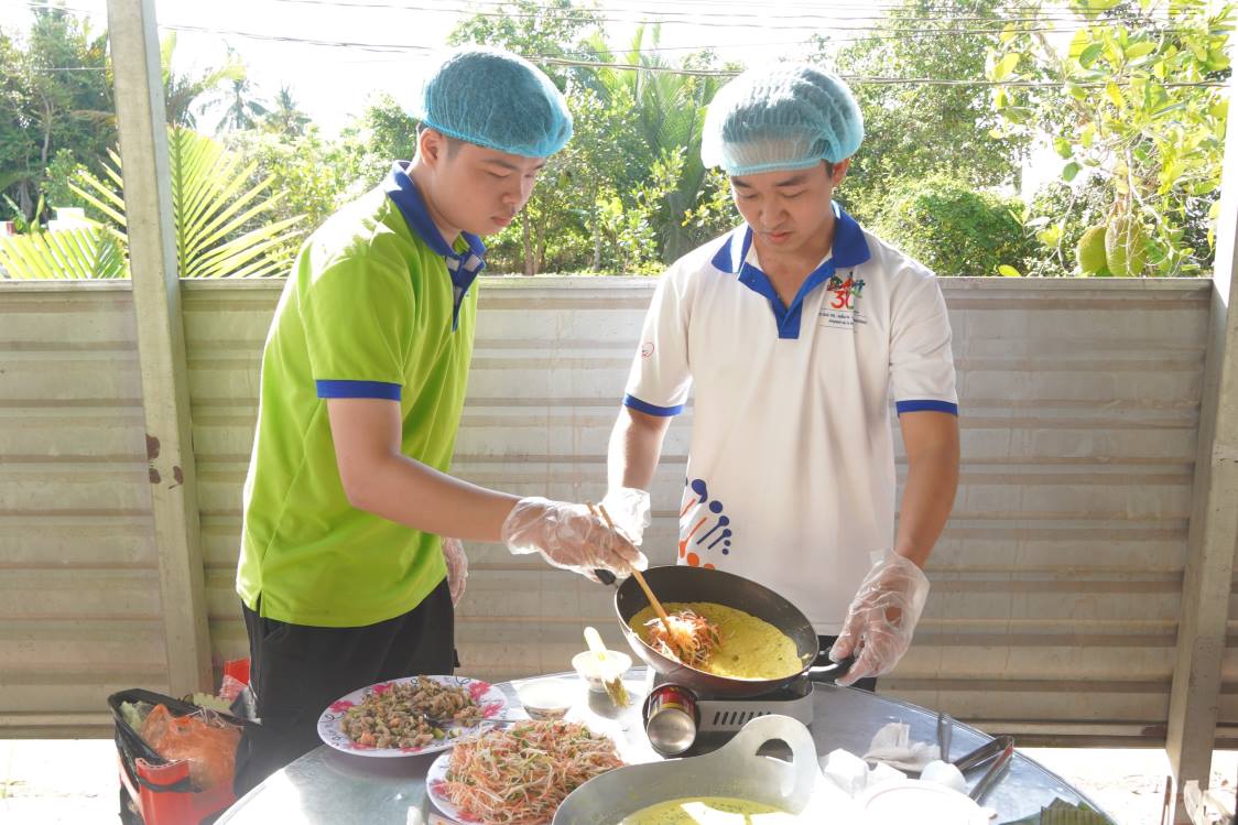 Workers in Hau Giang show off their talents in making banh xeo on the occasion of March 8