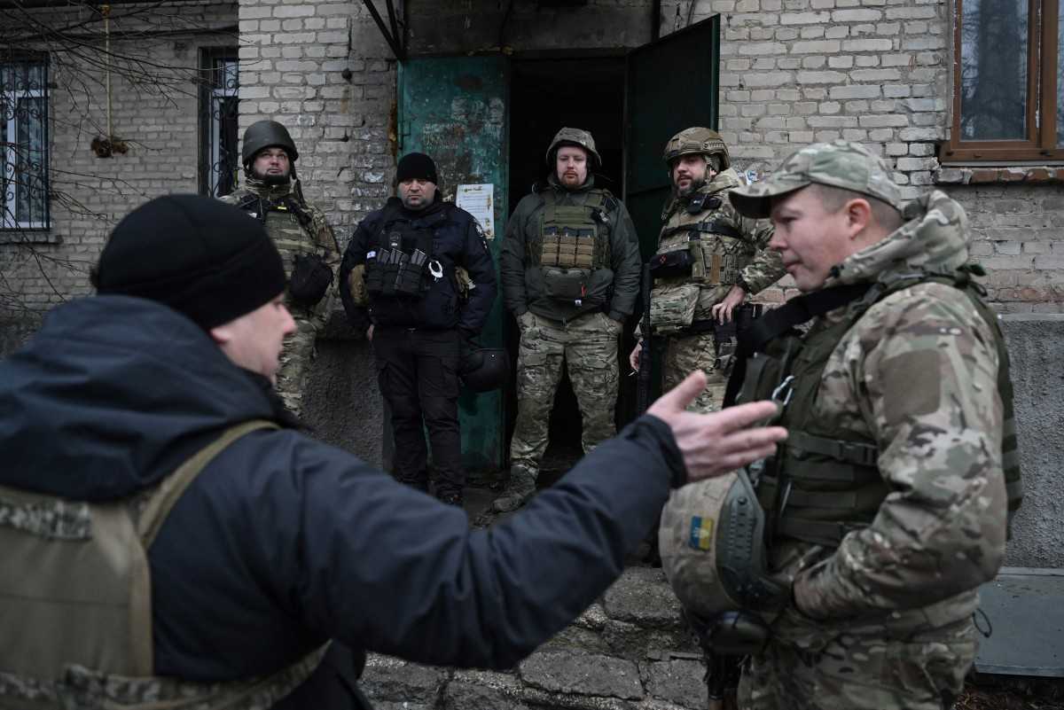 Ukrainian soldiers face arms shortage as US stops military aid. Photo: AFP