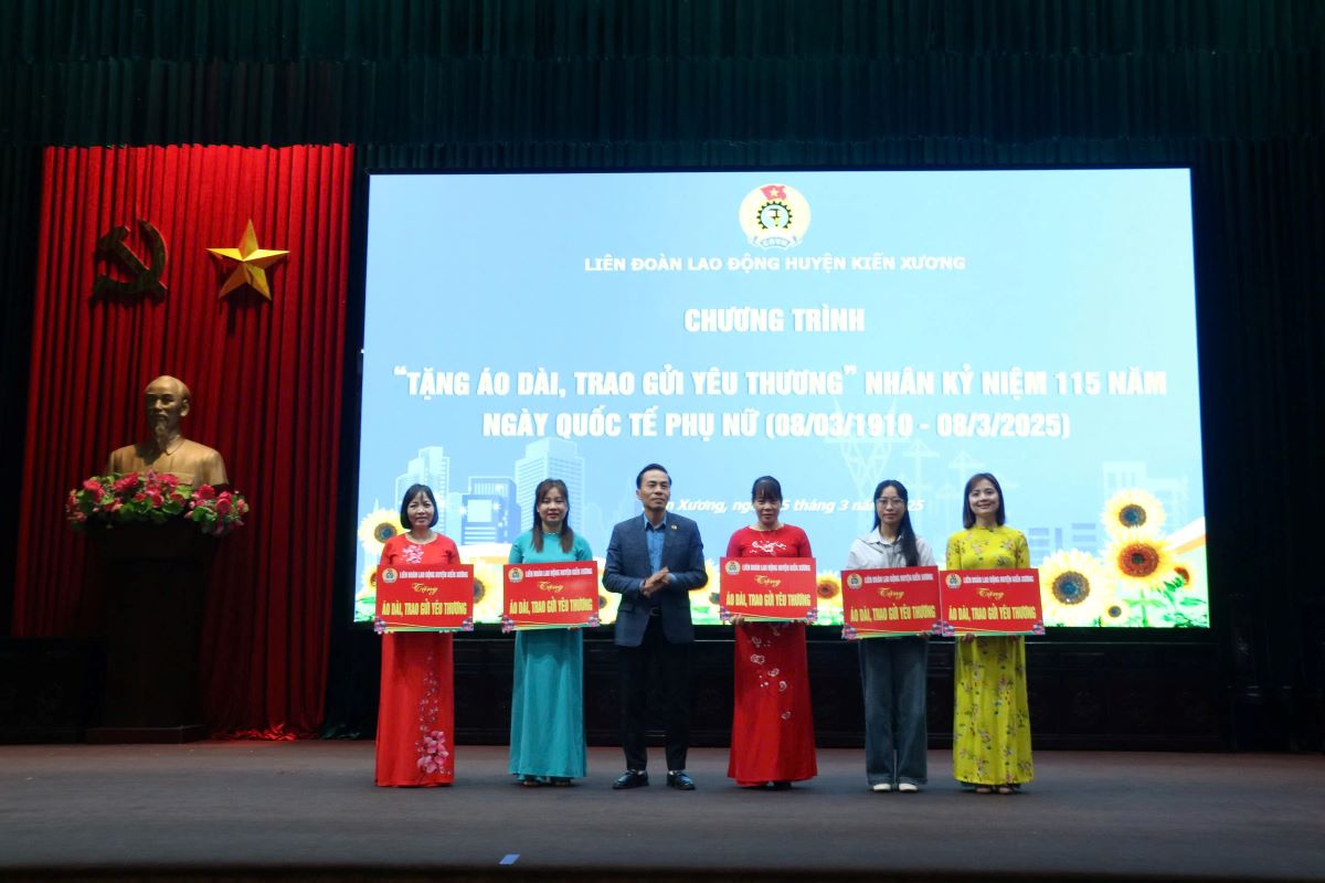 Los lideres del sindicato del distrito de Kien Xuong (provincia de Thai Binh) otorgaron un simbolo del numero de AO Dai a los representantes de la universidad de base. Foto: Ba Manh