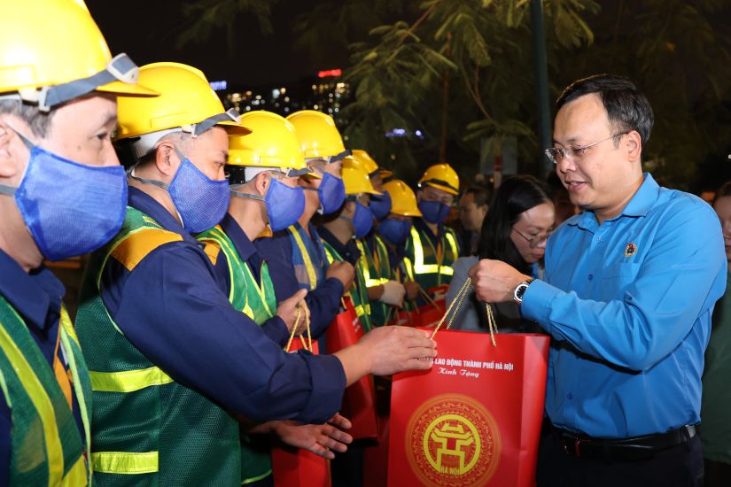 Mr. Pham Quang Thanh (Chairman of the Hanoi City Labor Federation) presented gifts and encouraged the workers of Hanoi Drainage Company Limited. Photo: Tung Giang