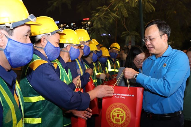 Sông Tô Lịch dần hồi sinh nhờ bàn tay công nhân