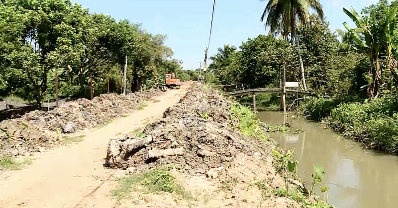 Responding to saline intrusion, solutions from the government and people. Photo: Hoang Loc