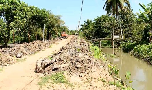 Ứng phó xâm nhập mặn, giải pháp từ chính quyền, người dân. Ảnh: Hoàng Lộc