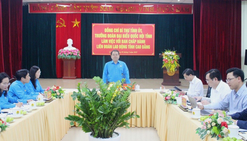 El Secretario del Comite del Partido Provincial de CAO Bang trabaja con la Federacion Provincial de Trabajo. Foto: Minh Hoa.