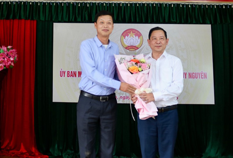Standing Deputy Secretary of the Thuy Nguyen City Party Committee Nguyen Thanh Lung presented flowers to congratulate the new Chairman of the Vietnam Fatherland Front of Thuy Nguyen City Le Nam Thang. Photo: Thuy Nguyen Portal