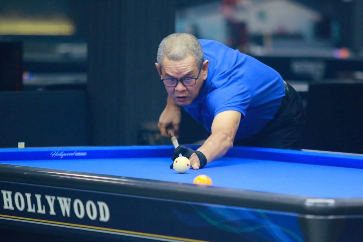 63-year-old player Ly The Vinh will participate in the 3-cushion carom billiard World Cup in Ho Chi Minh City. Photo: Le Phong