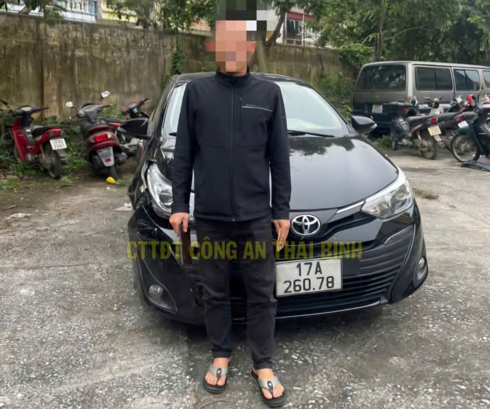 Ông T.M.H cùng phương tiện gây tai nạn giao thông tại cơ quan công an chiều 5.3. Ảnh: Công an tỉnh Thái Bình