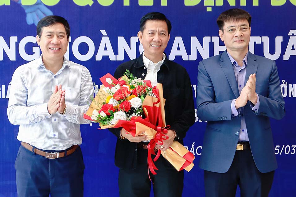 Coach Hoang Anh Tuan (middle) officially joined Bac Ninh club. Photo: Bac Ninh Club