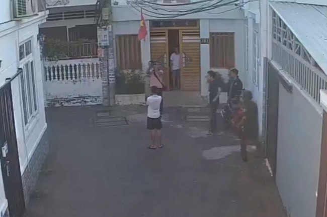 Cơ quan chức năng dẫn đối tượng thực nghiệm hiện trường vụ cướp giật tài sản. Ảnh: CACC