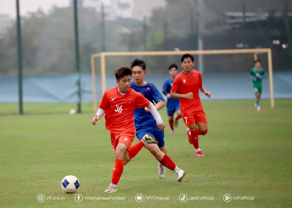 U17 Vietnam played a friendly match with U17 PVF on the afternoon of March 5. Photo: VFF