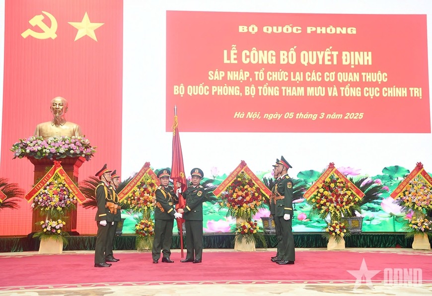 General Phan Van Giang - Politburo member, Minister of National Defense - presented the Victory Decree Flag to the Department of Policy - Society, General Department of Politics of the Vietnam People's Army. Photo: QDND