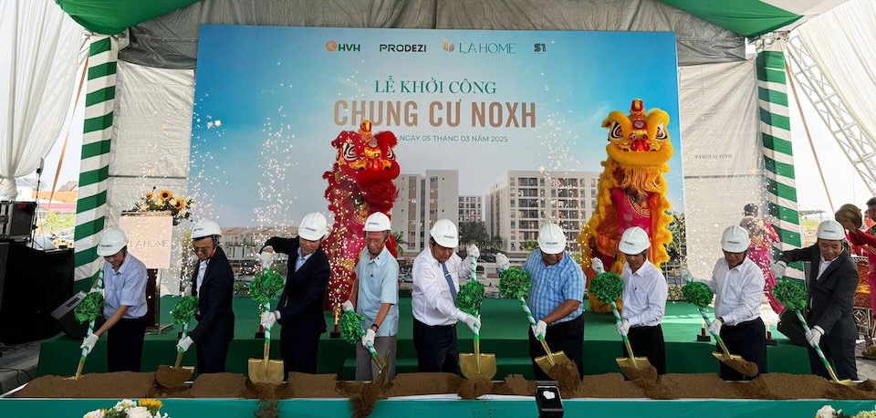 Delegates performed the groundbreaking ceremony of the social housing apartment project in Long An. Photo: Long An Portal