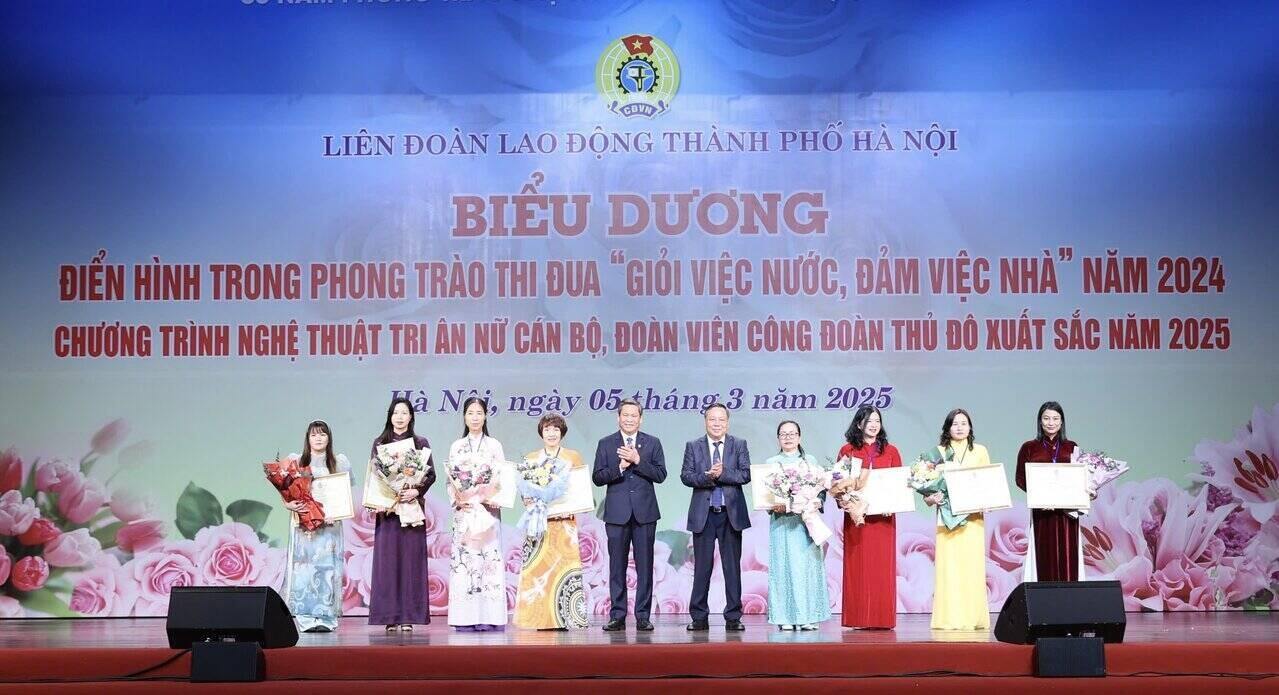 Mr. Huynh Thanh Xuan - Vice President of the Vietnam General Confederation of Labor (5th from left) , Nguyen Van Phong - Standing Deputy Secretary of the Hanoi Party Committee presented typical awards in the emulation movement "Good at public work, Good at housework" in 2024. Photo: Manh Quan