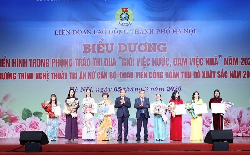Mr. Huynh Thanh Xuan - Vice President of the Vietnam General Confederation of Labor (5th from left) , Nguyen Van Phong - Standing Deputy Secretary of the Hanoi Party Committee presented typical awards in the emulation movement "Good at public work, Good at housework" in 2024. Photo: Manh Quan