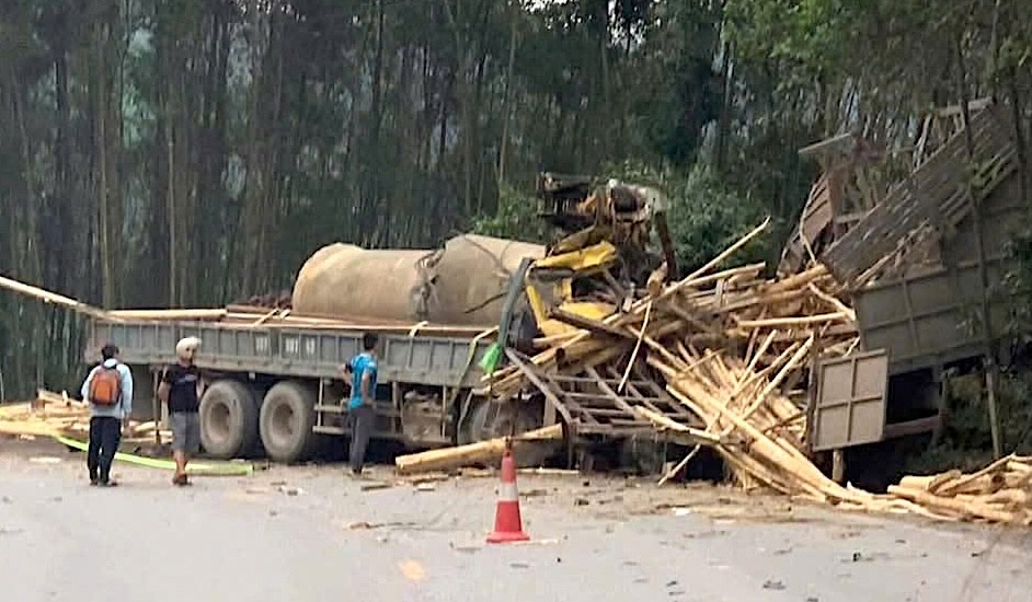 The accident between two trucks left 2 people trapped in the cabin. Photo: Huy Thai