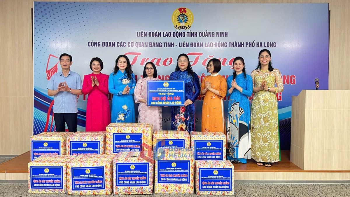 Leaders of the Provincial Federation of Labor, the Provincial Party Trade Union, and the Ha Long City Federation of Labor presented 500 Ao Dai to employees of Weitai Ha Long Textile Company Limited. Photo: Quang Ninh Media Center