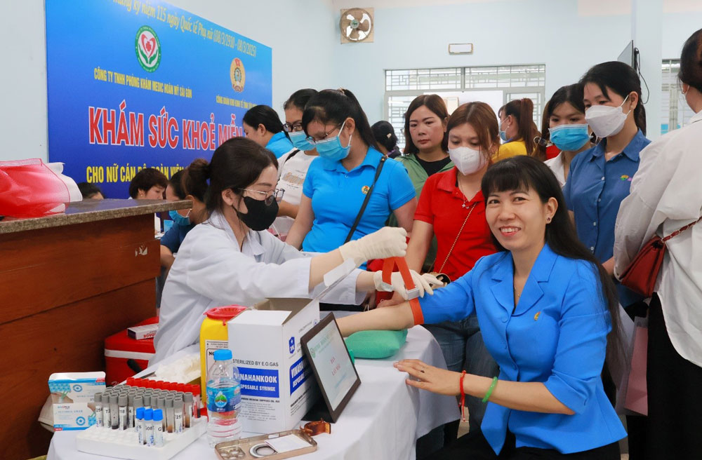 Ms. Nguyen Thi Kim Lien, Chairwoman of the Tay Ninh Economic Zone Trade Union, participated in a health check-up with workers. Photo: Quoc Huy