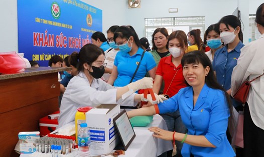 Bà Nguyễn Thị Kim Liên, Chủ tịch công đoàn Khu kinh tế Tây Ninh tham gia khám sức khỏe cùng người lao động. Ảnh Quốc Huy