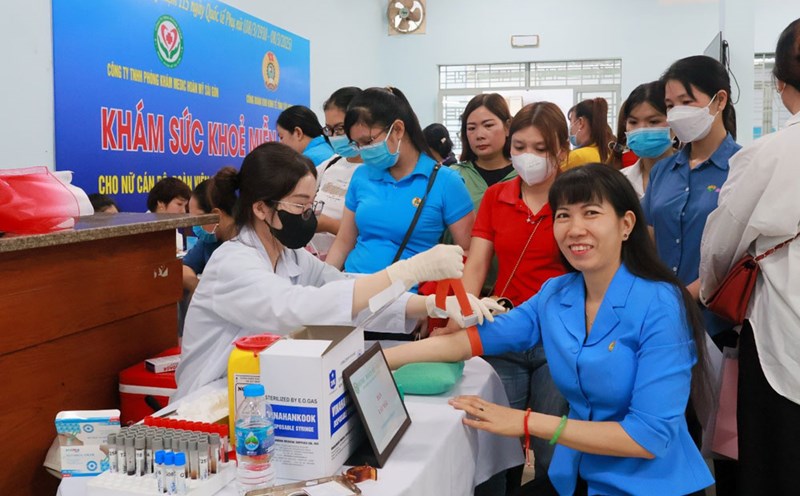 Ms. Nguyen Thi Kim Lien, Chairwoman of the Tay Ninh Economic Zone Trade Union, participated in a health check-up with workers. Photo: Quoc Huy