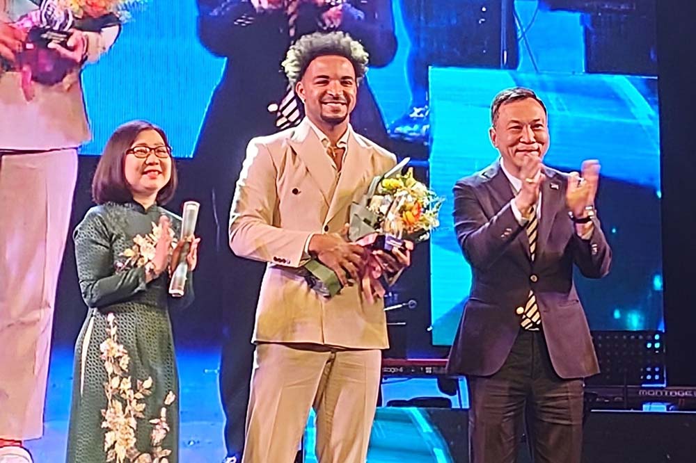 Nguyen Xuan Son was honored as Sports face of the Year. Photo: Nhat Doan