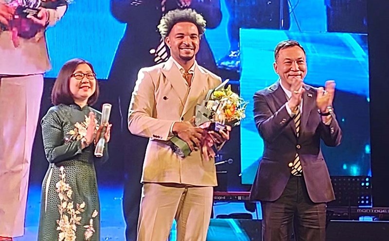 Nguyen Xuan Son was honored as Sports face of the Year. Photo: Nhat Doan