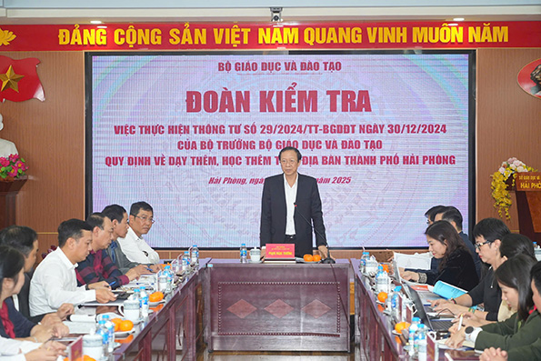 Deputy Minister of Education and Training Pham Ngoc Thuong chaired the meeting in Hai Phong. Photo: Hai Phong Portal