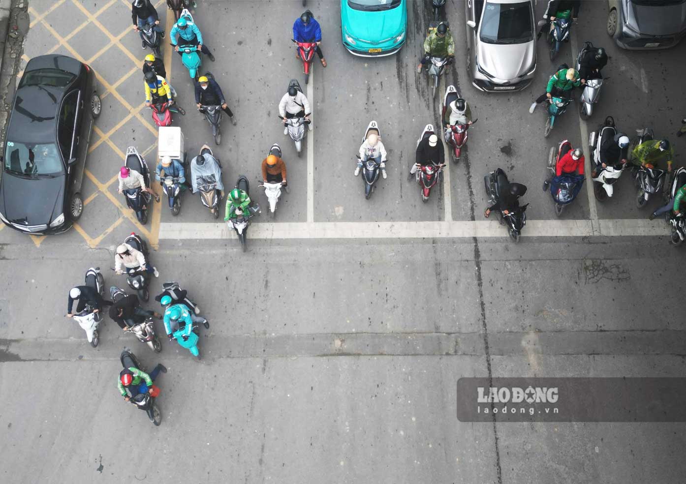 According to Decree 168/2024/ND-CP, drivers of cars running red lights will be fined from 18-20 million VND, motorbikes will be fined 4-6 million VND. Both cases have 4 points deducted from their driving licenses.
