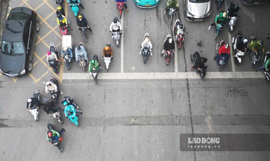Theo Nghị định 168/2024/NĐ-CP, người điều khiển ô tô vượt đèn đỏ sẽ bị phạt từ 18-20 triệu đồng, xe máy bị phạt 4-6 triệu đồng. Cả hai trường hợp đều bị trừ 4 điểm trên giấy phép lái xe.
