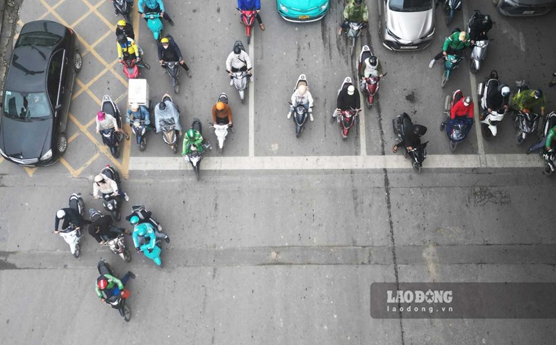 According to Decree 168/2024/ND-CP, drivers of cars running red lights will be fined from 18-20 million VND, motorbikes will be fined 4-6 million VND. Both cases have 4 points deducted from their driving licenses.