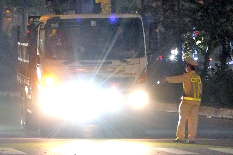 Hanoi Traffic Police worked through the night to handle cars with bright lights that caused eye-catching problems