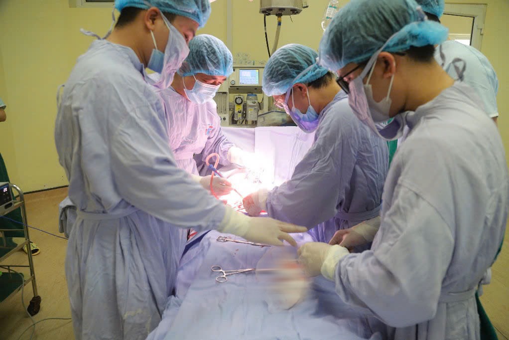 Các bác sĩ với cuộc chiến giành sự sống cho người mẹ ung thư trực tràng và đứa con sinh non 27 tuần tuổi. Ảnh: Trần Hà