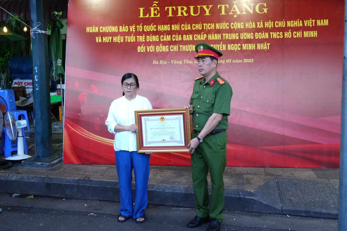 The Second Class Fatherland Protection Medal is awarded to police officers who died while on duty. Photo: Thanh An